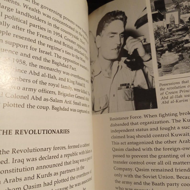 Puede incluir: Una fotograf&iacute;a en blanco y negro de un hombre con uniforme militar. Est&aacute; sujetando un tel&eacute;fono a su o&iacute;do y mirando a la c&aacute;mara. La foto es de la d&eacute;cada de 1950 o 1960. El texto "Possessions that the revolution of the Crown Prince Abd al-llah was Abd al-Karim" es visible en el fondo.