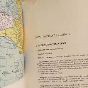Puede incluir: Una p&aacute;gina de un libro sobre Irak con un mapa del pa&iacute;s y texto sobre la informaci&oacute;n general del pa&iacute;s, incluyendo su nombre oficial, su capital, sus idiomas, su gobierno, su religi&oacute;n y su bandera. El texto indica que el nombre oficial del pa&iacute;s es la Rep&uacute;blica de Irak, que la capital es Bagdad, que los idiomas oficiales son el &aacute;rabe y el kurdo, que el gobierno es un estado de partido &uacute;nico gobernado por el partido &aacute;rabe, que la religi&oacute;n es el islam y que la bandera es un tricolor de rojo, blanco y negro con cinco estrellas de cinco puntas verdes en el centro.