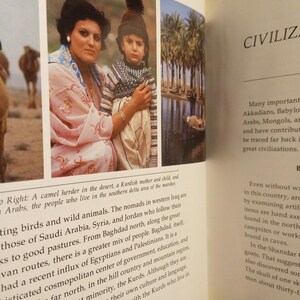 Puede incluir: Una mujer y un ni&ntilde;o kurdos con ropa tradicional se encuentran en un paisaje des&eacute;rtico. La mujer lleva un vestido estampado en rosa y blanco y un collar. El ni&ntilde;o lleva un su&eacute;ter a rayas y un sombrero marr&oacute;n. El fondo muestra un paisaje des&eacute;rtico con algunos &aacute;rboles de palma y un cuerpo de agua.