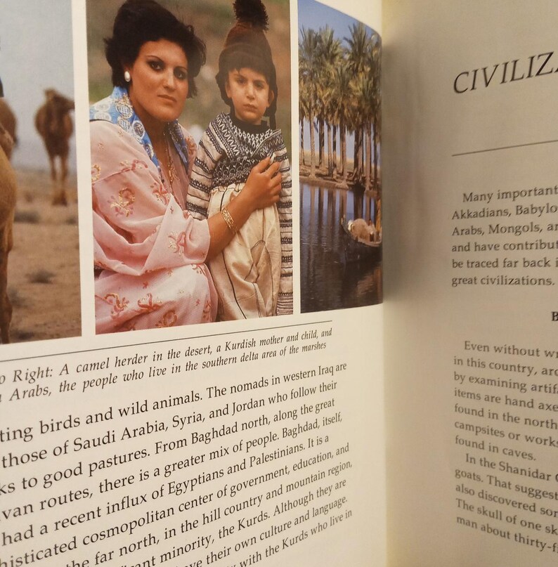 Puede incluir: Una mujer y un ni&ntilde;o kurdos con ropa tradicional se encuentran en un paisaje des&eacute;rtico. La mujer lleva un vestido estampado en rosa y blanco y un collar. El ni&ntilde;o lleva un su&eacute;ter a rayas y un sombrero marr&oacute;n. El fondo muestra un paisaje des&eacute;rtico con algunos &aacute;rboles de palma y un cuerpo de agua.