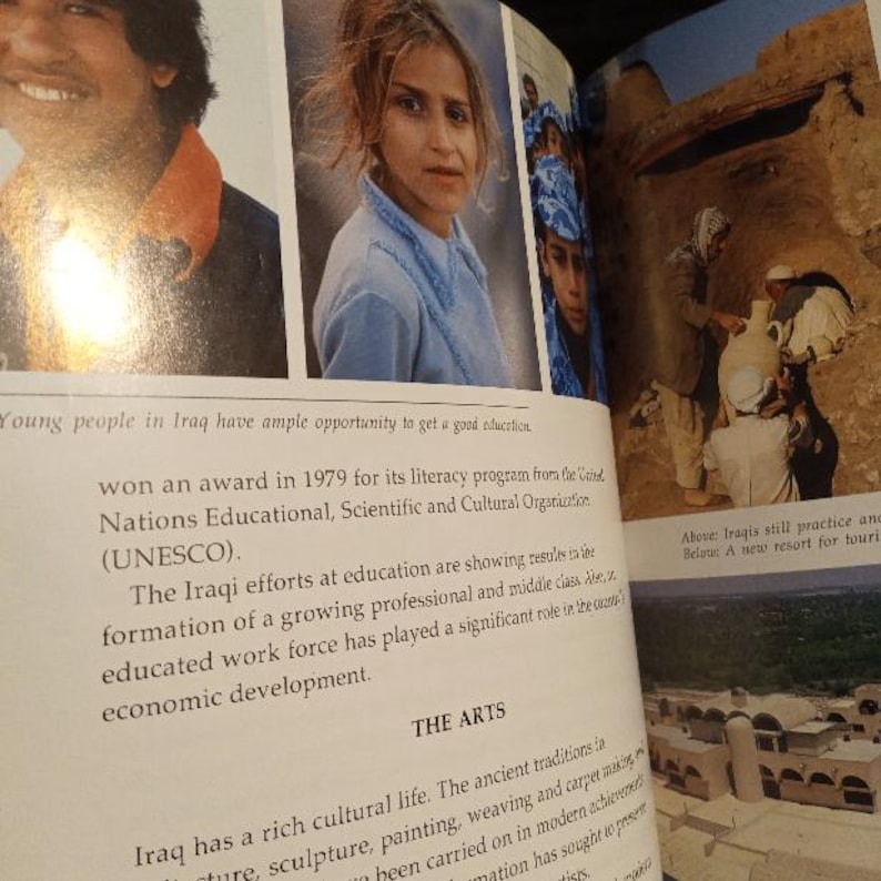 Puede incluir: Una portada de libro con una foto de j&oacute;venes en Irak. El texto en la portada dice "Los j&oacute;venes en Irak tienen muchas oportunidades de obtener una buena educaci&oacute;n." El texto contin&uacute;a con informaci&oacute;n sobre el sistema educativo iraqu&iacute; y sus logros. El libro tambi&eacute;n trata sobre la rica vida cultural de Irak, incluyendo las artes y artesan&iacute;as tradicionales.