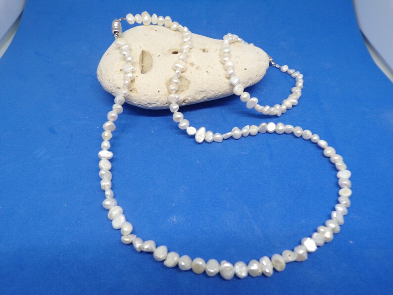Set of necklace and bracelet with freshwater pearls