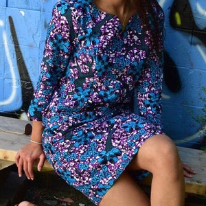Straight dress in blue wax with three-quarter sleeves, women&#39;s dress
