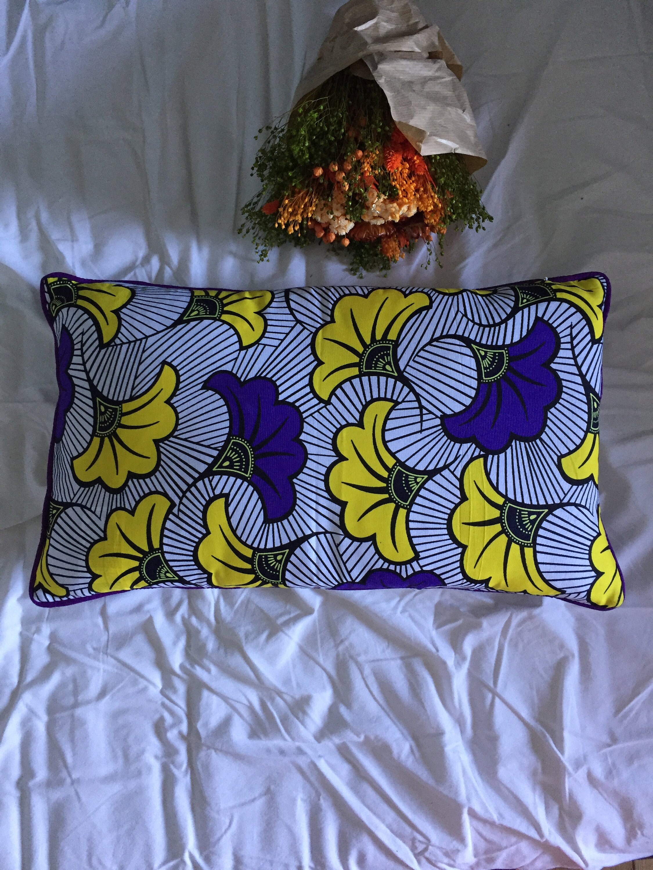 Housse de Coussin Rectangle Dans L'imprimé Wax Fleurs Mariage Violet