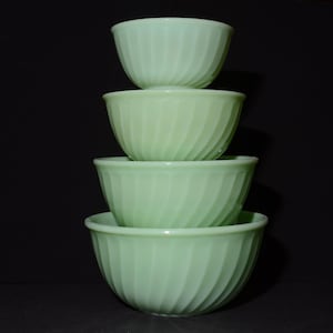 FIRE KING Jadeite Jadite Swirl Mixing Bowl Set of 4 Milk glass Vintage 1950s nesting bowl classic serving bowl green great condition
