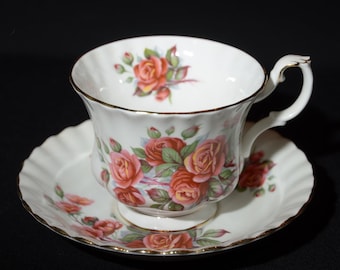 ROYAL ALBERT Centennial Rose Bone China Teacup and saucer floral old pink rose Gold Rimmed England Vintage Montrose shape