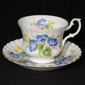 ROYAL ALBERT Bone China Teacup and saucer floral England Vintage Tea Cup Blue flowers vintage Montrose shape