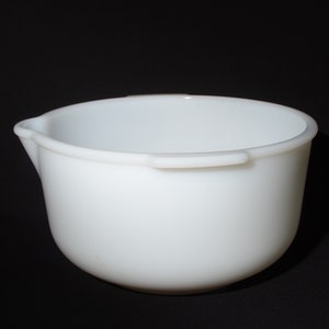 Vintage Clear Glass 7.5 Mixing Bowl With Pour Spout