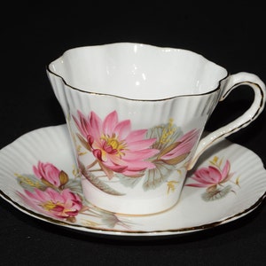 SALISBURY Bone China Teacup and saucer Pink Flowers Gold Rimmed Bouquet England fluted scalloped edge Vintage
