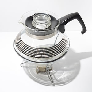 Pyrex Kaffekanna Karaff Guldränder på stativ Mid Century Glass Vintage Silver Värmeställ Retro MCM Sällsynt Band USA