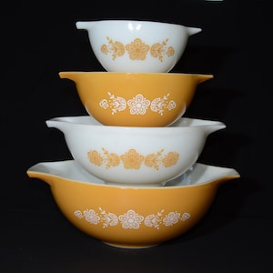 PYREX Butterfly gold Set of 4 Cinderella Nesting bowls 441 442 443 444 Yellow Vintage Pyrex Mixing Bowls 1970s Amazing condition OT0