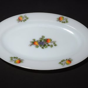 Wunderschöner ARCOPAL Fruits de France 1970er Jahre Vintage Milchglas Oval Servierteller Servierplatte Obst Dekor Frankreich Opalglas 14 "X9"