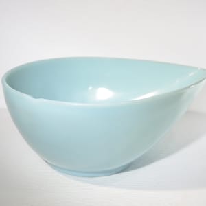 FIRE KING Delphite Blue Swedish Bowl łezka większa 11" długa Kolekcjonerska Fire King Vintage Anchor Hocking mleczne szkło łezka CHIP ot
