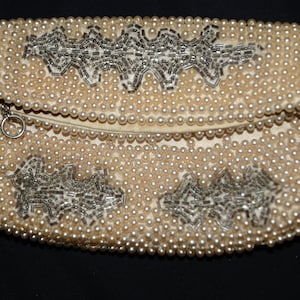 Bolso de mano vintage. Precioso bolso de mano beige con cuentas de perlas sintéticas y diseño de hojas en el interior con pequeñas cuentas de vidrio color caqui. Hecho en Japón.