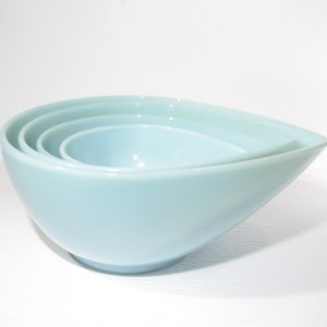 FIRE KING Delphite Blue Swedish Bowl w kształcie łezki, zestaw 4 sztuk Kolekcjonerska miska Fire King Vintage Anchor Hocking w kształcie łezki