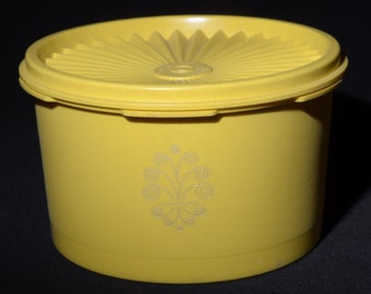 Vintage TUPPERWARE yellow round Canister Servalier snap on lid 810 Canada 4 cup 1298