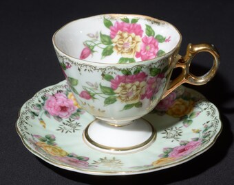 CASTLE Japan Handmålad Benporslin Grönvit Tekopp och Fat med Fot Blommig Bukett Guldkant Guld Vintage Guldhandtag