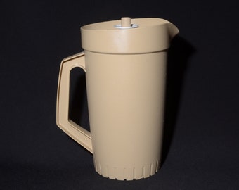 Jarra vintage TUPPERWARE de 2 cuartos, color beige, con botón pulsador, para jugo, agua, 800 ml, 9.5" de alto, color chocolate con leche.