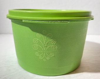 Vintage TUPPERWARE green lime apple green round Canister 1297 Servalier snap on lid 812 Canada