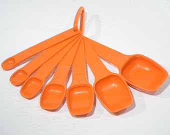 Vintage TUPPERWARE orange nesting measuring spoons complete set of 7 Plastic ap