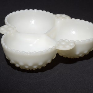 Plato decorativo de tres cuencos para dulces con forma de uña de uña, de cristal cremoso con leche, con tres asas y diseño vintage ornamentado.