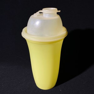 Vintage TUPPERWARE 844-3 yellow Quick Shake Blender Container Drink Mixer Water Bottle Seal w/cap/flip top lid pour spout retro 846, 845