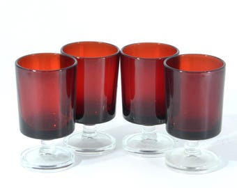 Set van 4 rode Franse Luminarc 2 3/4" hoge borrelglaasjes Frankrijk Cavalier Arcoroc likeurglas vintage zeldzaam