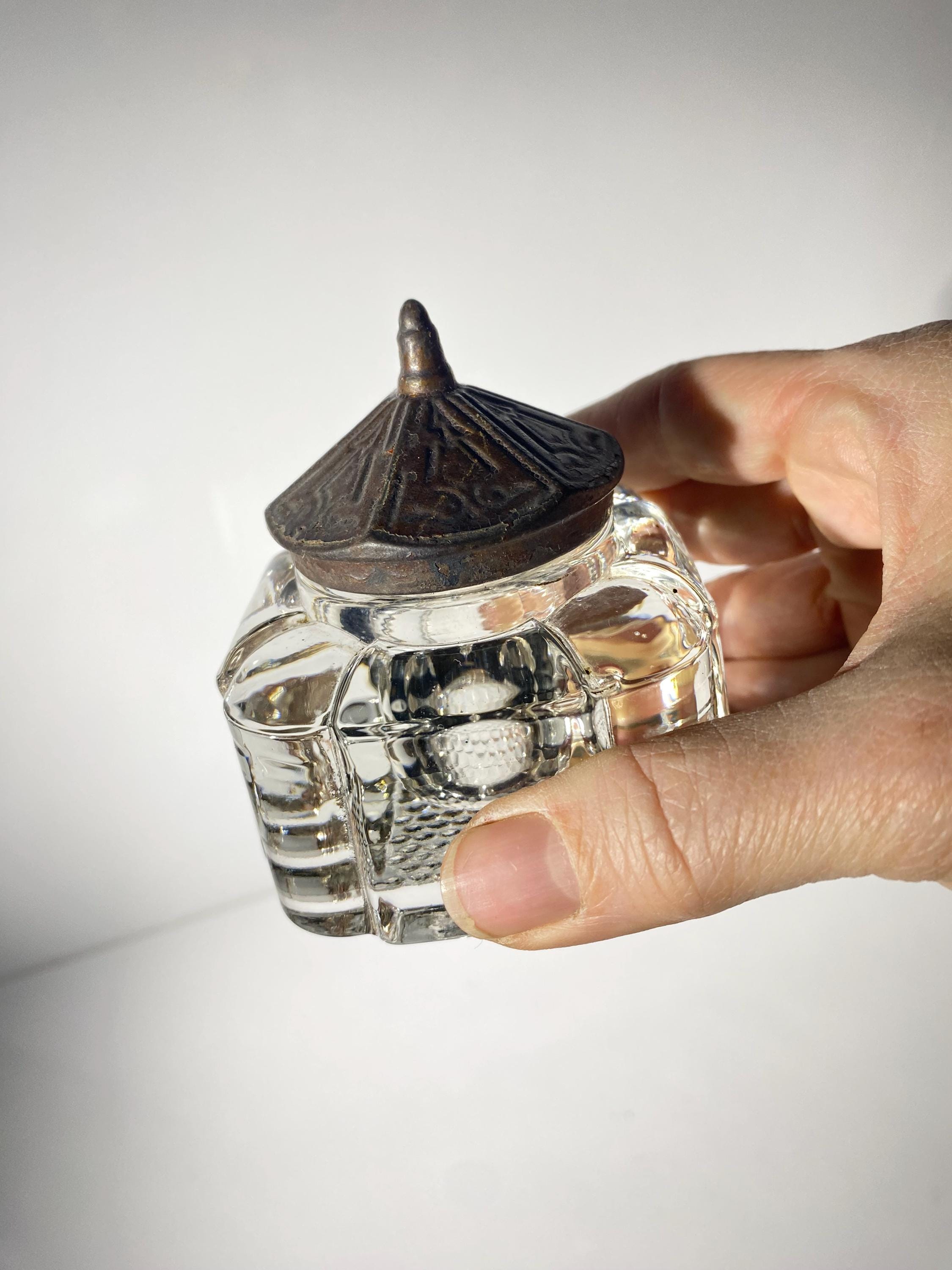 ガラス製のインク壺2個 アンティークインク壺ガラスインクボトル2個セット、金属製上蓋付き