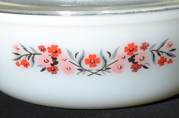 アンカーホッキング2-quartガラスキャセロール Dish with TrueFit蓋、ガラスカバー 2-Quart レッド 91817TFC ファイヤーキング ミルクガラス ラウンドキャセロールディッシュ 1 1⁄2