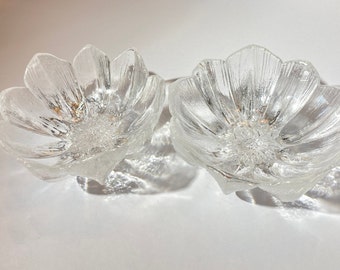 Set of 2 bowl Daisy shaped floral 6 inches textured midcentury heavy glass mint condition ice glass