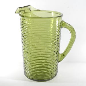Dzbanek szklany Anchor Hocking Soreno Avocado Green 8,25" na sok Vintage Olive Green z lat 70. Teksturowane szkło barmańskie z połowy XX wieku, miętowe