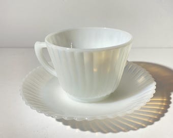 Può includere: Set di tazza da tè e piattino in vetro di latte bianco con un design a coste. La tazza e il piattino sono entrambi bianchi e hanno una finitura lucida.