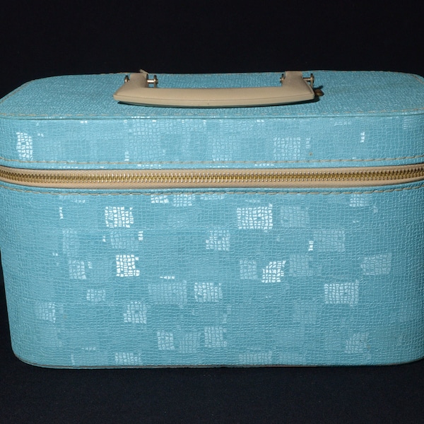 Vintage Woman Blondy Luggage Co. Montreal travel train case makeup bag Canada vintage mcm zipper Blue