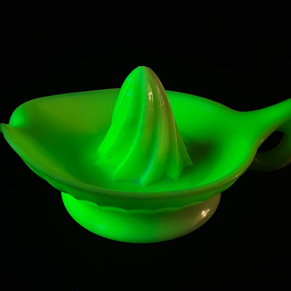 Jadeite McKee Skokie Green Lemon Lime Juicer Juice Reamer pointed edge Lemon Squeezer MCK depression glass milk glass rare DAMAGED