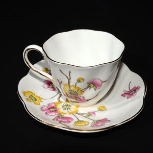SALISBURY Bone China Teacup and saucer Pink Yellow Flower Gold Rimmed Bouquet England scalloped edge Vintage swirled wild rose