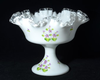 Compota Fenton Silver Crest con base, pintada a mano por C. Evans, de cristal artístico blanco con borde ondulado, 15 cm de altura.