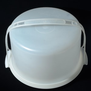 Tupperware cake container round