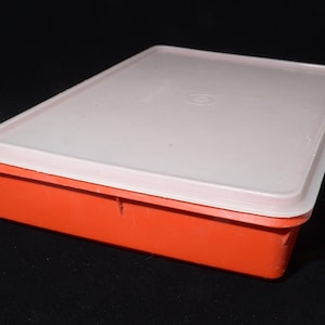 Recipiente rectangular grande Tupperware vintage 290 color pimentón, para guardar y conservar aperitivos, tapa transparente naranja, 291, 34,3 cm x 24,1 cm x 7,6 cm de alto.