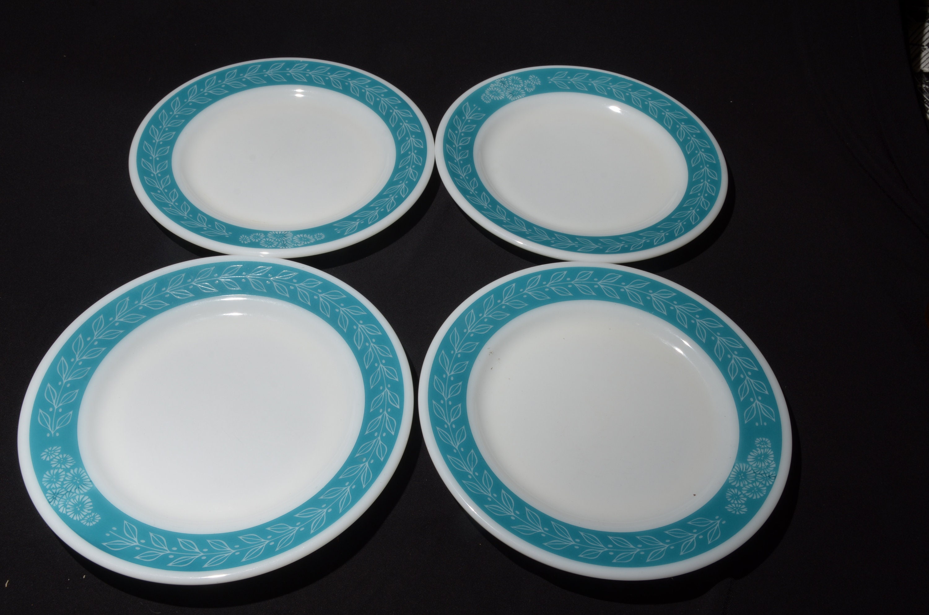 半額 50％OFFの通販 PYREX 4枚セット ターコイズローレルリーフディナープレート 食器