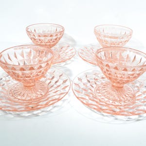Juego de 4 WINDSOR Plato para sorbete de vidrio rosa con base de plato y tazón para taza Diamante