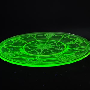 Hocking glass Green Depression Glass CAMEO Ballerina luncheon plate 8.25&quot;D 1930s great vintage condition uranium glass