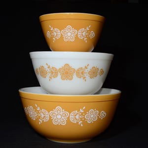PYREX Butterfly gold Set of 3 bowl 401 402 and 403 Vintage Pyrex Mixing Bowl Set 1970s Yellow bowl Floral pattern Made in USA