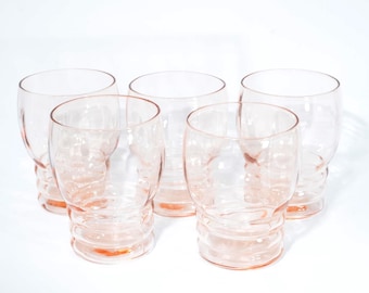 Juego de 5 vasos de vidrio rosa estilo Depression Glass de 4 pulgadas de alto con base acanalada.