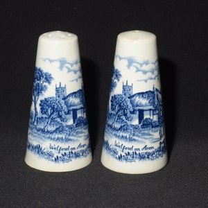 以下が含まれることがあります： 青い白の小屋の絵と「Welford on Avon」の文字が描かれた白い塩コショウ入れのペアです。