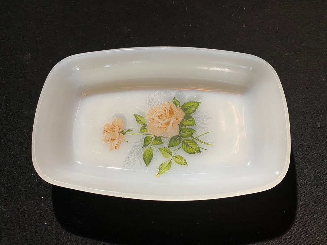 Plat de service ovale Arcopal en verre opalin blanc décor rose rose di – Hello Broc