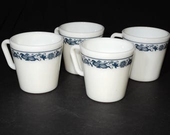 PYREX Old Town Blue Onion Mugs Coffee/tea mugs - Set of 4 D handle Coffee mugs Tea Cups Milk glass Vintage Mug Old Town Blue