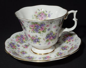 Tasse à thé et soucoupe sur pied Richmond série Nell Gwynne ROYAL ALBERT bordée d'or Angleterre vintage porcelaine fleurs violettes roses utilisées