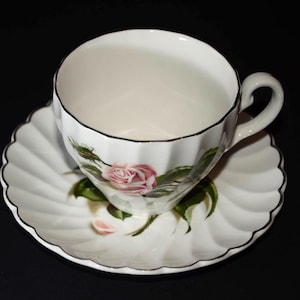 JOHNSON BROS IRONSTONE enchantment Snowhite Regency Teacup and saucer gold trim Bone China Pink roses on leaves  England romantic