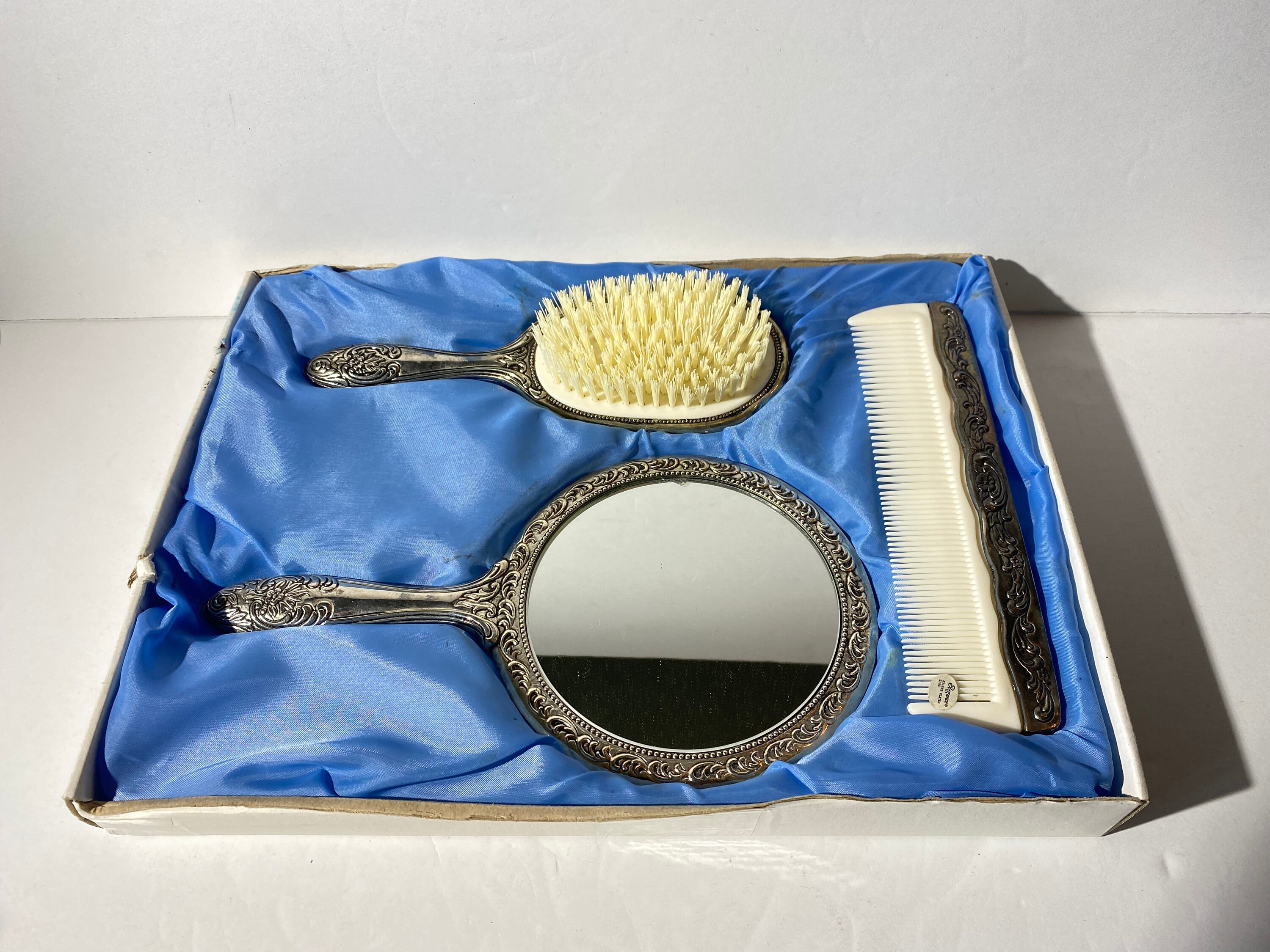 Elegance Handheld Mirror Comb Brush Set Vanity Set Silver  display picture 2