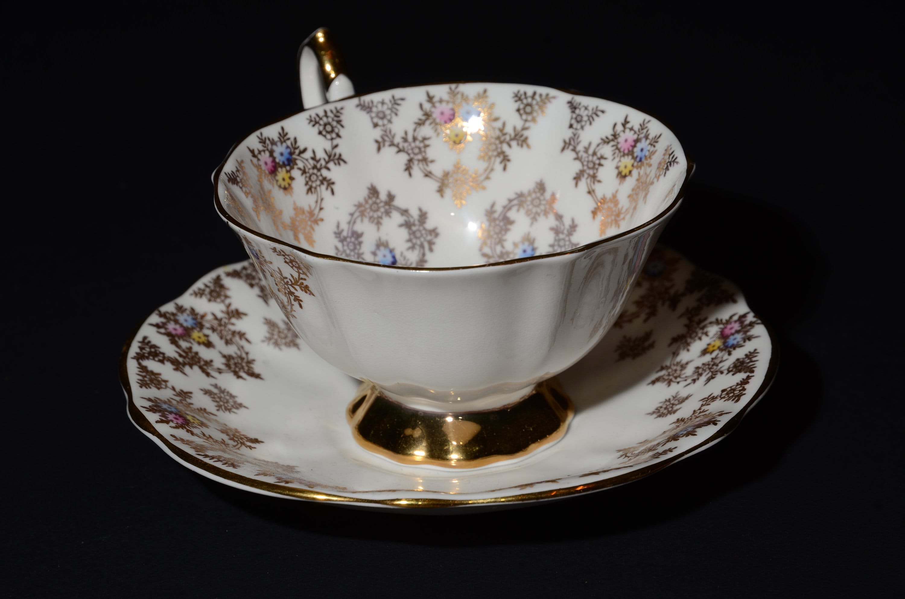 食器 Anne QUEEN ANNE Bone China Gold Chintz Gold and Tiny Floral Tea Cup and